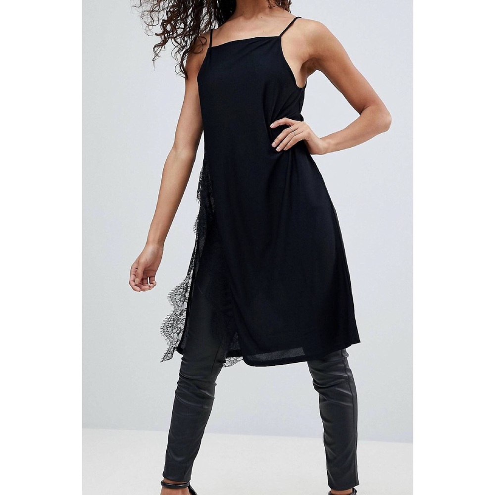 HOST PICK 💕 Longline cami with lace split